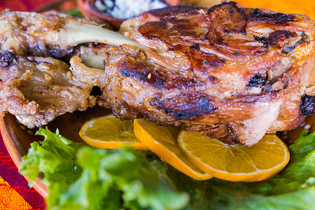 豆仁烩猪狰肉配蔬菜的烤肉和以多彩桌布制成的易冻豆类菜单橙片食物全餐餐厅玉米片红色牛肉橙子美食背景