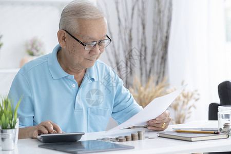 银行汇票高级男子在家计算税分析退休预算老化银行业文件借方数字长老收入背景