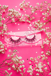 假睫毛  粉红色背景上的假睫毛 布局美容产业 美丽与时尚 女性之美 趋势 自理 一篇关于假睫毛的选择和护理的文章 粉红色的背景背景
