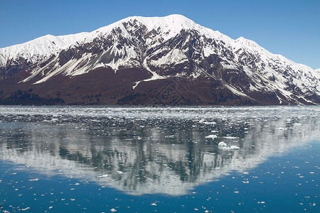 靠近阿拉斯加Hubbard冰川的山体反射高清图片