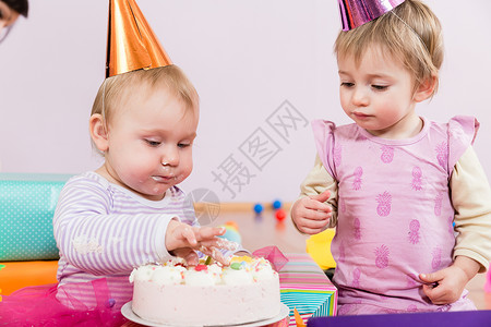 两个小孩 生日蛋糕和生日蛋糕喜悦保姆托儿所生日童年幼儿派对庆典幼儿园礼物背景图片