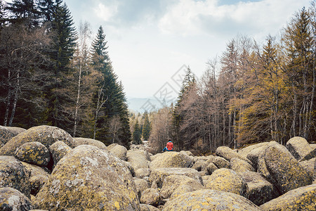 女人在野外漫步石头远足者女士岩石风景金桥山脉巨石背景图片