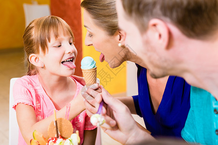 女孩和母亲舔一碗冰淇淋背景图片