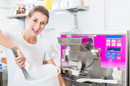 她店里的冰淇淋制造器客厅店铺助手甜点营业员微笑咖啡店制冰机机器冰激凌背景图片