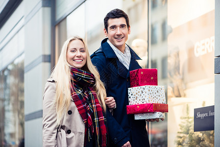 妇女和男人的圣诞购物橱窗零售成人女士女朋友夫妻城市男朋友礼物店铺背景图片