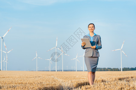 妇女将资金投入符合道德的风力涡轮机投资电脑发电机女士金融粮食场地结构平板植物套装背景图片