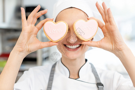 配有心形曲奇饼的摄录器面包食物大师糕点师甜点女性作坊生产工作蛋糕背景