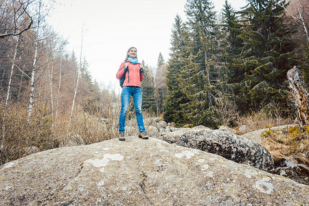 在保加利亚维托沙金桥附近的石河上徒步旅行的妇女风景金桥岩石巨石山脉女士石头远足者背景图片