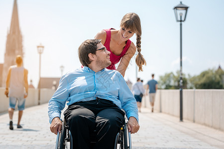残疾妇女和残疾男子散步情况背景图片