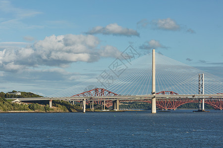 大桥铁拉线位于苏格兰爱丁堡的福斯河口新昆斯渡口大桥与旧福斯路桥和标志性的福斯铁路桥技术天空旅游城市入口天线海洋旅行海岸桥梁背景
