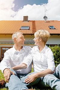 老年夫妇和他们的花园家庭后院房地产男人保险房子女士丈夫妻子人员成人背景图片