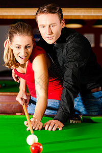 玩台球的情侣爱好乐趣酒吧队列水池成人男人女士线索娱乐背景图片