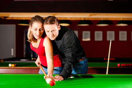 玩台球的情侣女士成人桌子夫妻夜生活爱好游戏线索酒吧男人背景图片