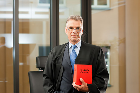 具有民法法典法的律师长袍法律法官法庭男人领带法学家眼镜黑色背景图片