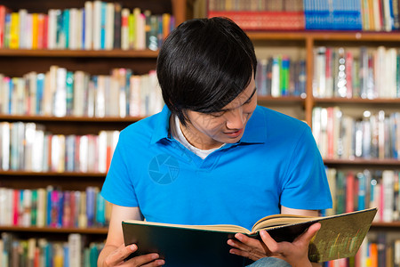 博览群书图书馆阅读书中的学生研讨会家庭作业智力专注阅览室学习大学图书男生知识背景
