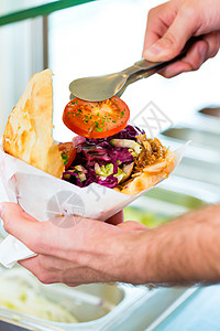 Kebab  热辣的多纳尔 配有新鲜原料面包小吃店售货员饥饿小卖部沙拉烤肉男人职业小贩背景图片