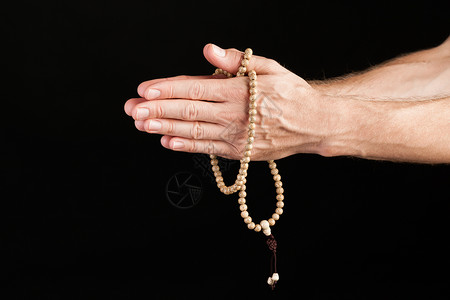 与链条并肩祈祷祷告信仰手势珠子精神黑色珍珠宗教男人男性背景图片