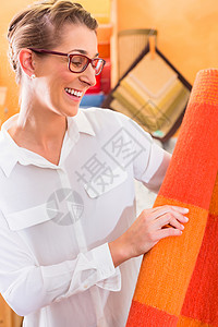 购买地毯或地毯的内地设计师建筑师女性装潢装饰品家具店铺装潢师地面硬件五金背景图片