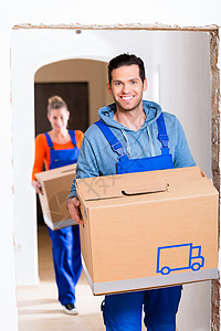 男人和女人搬进新家 带箱子高清图片