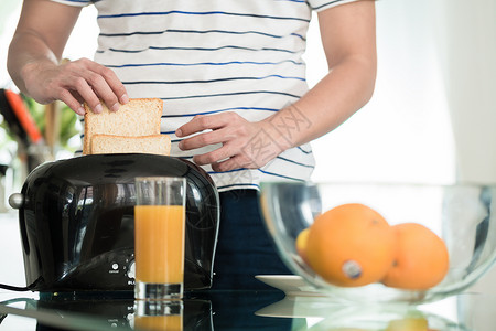 早餐做面包烤面包水果橙汁橘子果汁房子背景图片