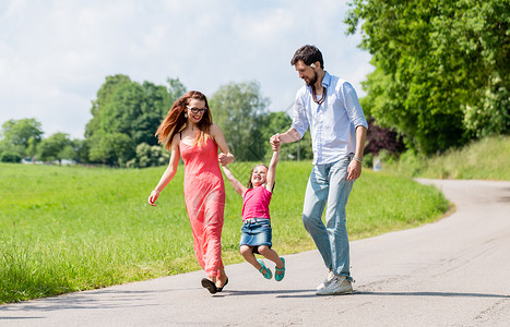 暑假散步时让孩子回家坐飞机小路妻子丈夫父亲父母妈妈女儿爸爸男人蓝色背景图片