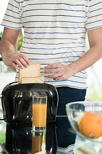 早餐做面包烤面包橘子橙汁水果房子果汁高清图片