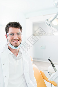 牙科外科牙医站立诊所口腔科办公室职业医生男人白色手术房间背景图片