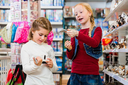 两个小孩在玩具店买玩具玩具姐妹店铺购物公仔孩子们女孩们零售乐趣女儿们玩具公仔高清图片素材