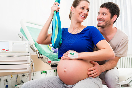 医院产房的孕妇和男怀孕妇女和男子分娩父母病房病人爸爸夫妻父亲房间孩子诊所背景图片
