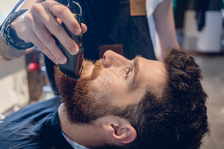 美发头部素材关上一个人的头部和理发师修剪的手微调器发型师工具职业头发理发店客户工作顾客男性背景