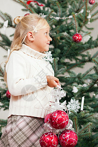 装饰圣诞树的小孩金发家庭蜡烛装潢背景图片