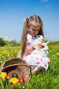 抱彩蛋的兔子女孩拥抱着东兔子背景