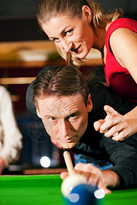 玩台球的情侣线索乐趣闲暇运动男人桌子活动成人夜生活女士背景图片
