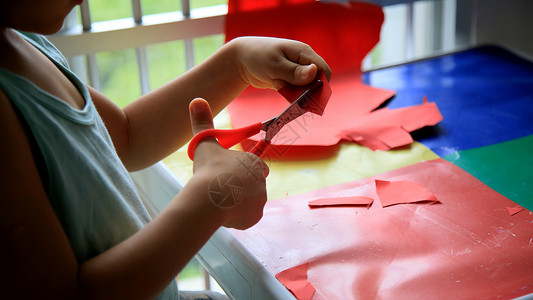 剪刀剪切纸艺术学校用品学习孩子们白色家庭婴儿幼儿园教育背景图片