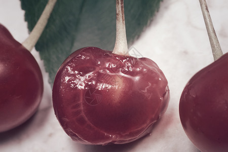 桌子上满满的红红樱桃收成红色花园静物饮食食品园艺美食食物植物背景图片