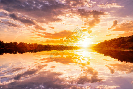 云和太阳夏天晚上在河上晒日落 有云和树木 天空的水面反射倒影地平线天际射线太阳光太阳森林阳光背景