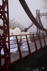 天使之桥两个女孩穿着天使服装 穿白色裙子走着女性戏服微笑选择性焦点天空天堂母亲公园女孩们背景