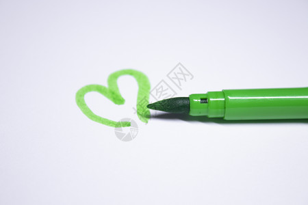 颜值爆表旁边画着一颗心的绿色毡尖笔 文具的概念 复制空间 隔离背景