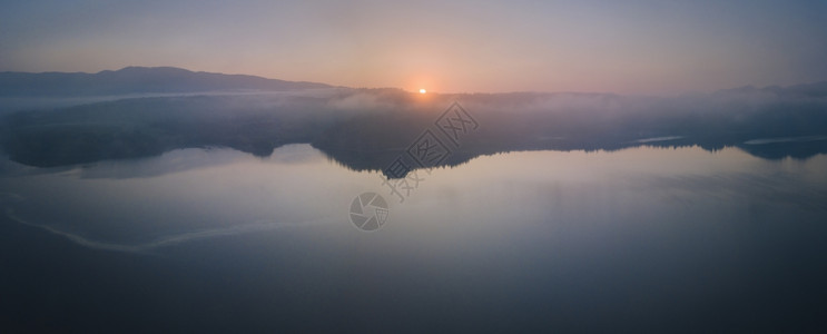 耶塞尼基日出时Czorztyn湖全景背景