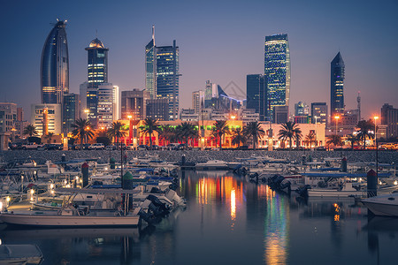科威特市晚上的天线港口地标摩天大楼天际建筑街道日落景观城市首都背景图片