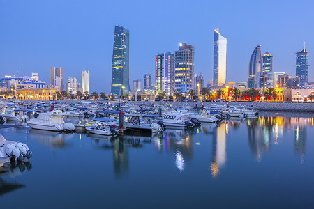 科威特市晚上的天线摩天大楼全景街道码头旅行建筑学地标天空首都反射背景图片