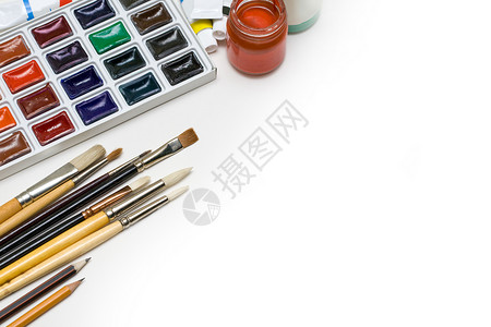 白色画笔水彩油漆和刷子颜料盒红色紫色画家绿色白色艺术家职业补给品光谱背景