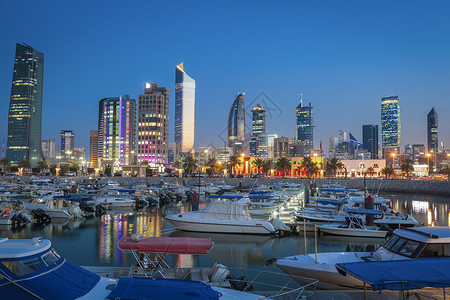 科威特市晚上的天线建筑学天空市中心街道旅行全景反射景观摩天大楼蓝色背景图片