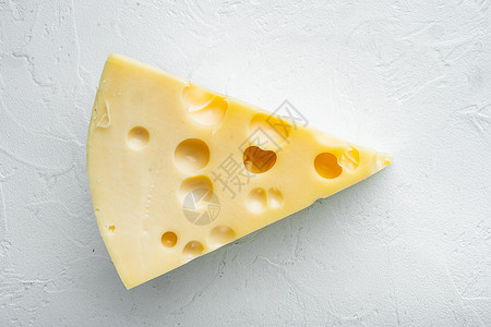 Maasdam奶酪 在白石表面 顶端的视野平坦高清图片