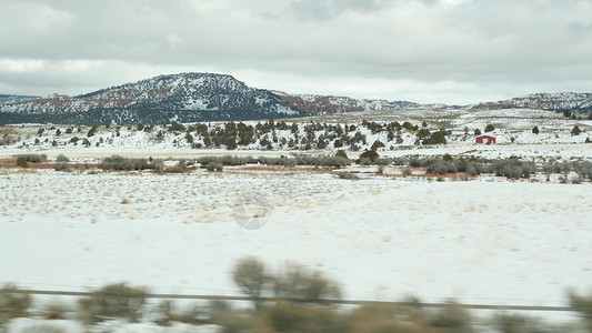 到西部去从锡安到布莱斯峡谷的美国公路旅行 在犹他州驾驶汽车 在美国搭便车旅行 89 号公路到迪克西森林 冬季当地旅行 平静的气氛和雪山背景