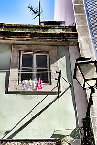 里斯本街的旧面孔旅游建筑学单板路灯灯笼街道观光城市公寓衣服背景图片