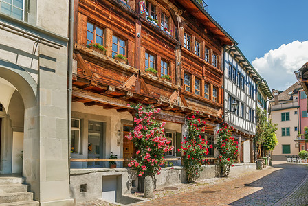 瑞士街街道玫瑰房子衬套建筑学木头建筑古城历史性城市高清图片