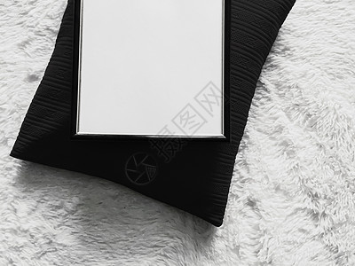 带空白复本空间的薄木板 作为海报照片印版模型 黑枕头 毛绒白色毯子 平面背景和艺术产品小样嘲笑织物软垫装饰木头被子羽绒被风格框架背景图片