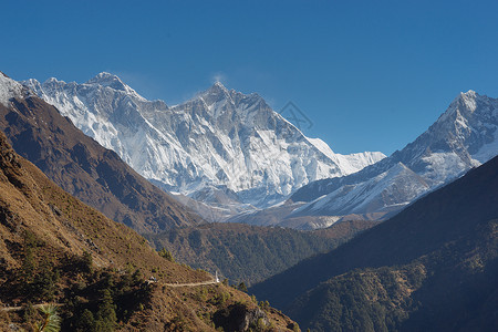 珠峰 Lhotse和Ama Dablam首脑会议天空石头村庄蓝色登山旅游电子书踪迹晴天顶峰背景图片