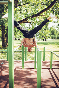 户外健身培训平衡训练运动俯卧撑公园运动员城市生活肌肉酒吧力量背景图片